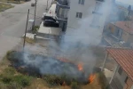 Çocukların maytapla çıkardığı ot yangını kamerada