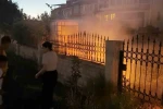 Çocukların su bidonlarıyla yangına müdahalesi kamerada
