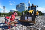 Çoruh Nehri’nin getirdiği ağaç kütükleri Batum sahillerini doldurdu, Batumlular sahile akın etti