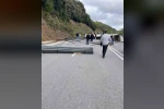 Çubuk demir yüklü tır devrildi, OSB yolu trafiğe kapandı