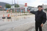 Çukura düşen araçları durdurmaya çalıştı, başarısız oldu