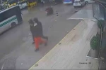 Çukura düşen motosikletli, otobüsün altında kalmaktan son anda kurtuldu