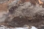Çukurca kara yolunda kaya düşmesi kamerada