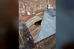 Dağdan kopan kaya parçası evin çatısına düştü
