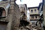 Daha önce yangında zarar gören eski bina yağışlı havada çöktü