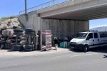 Damperi açılan kamyon köprüye çarptı: 1 ölü
