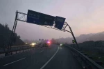 Damperi açılan tır trafik levhasına çarptı: 1 yaralı