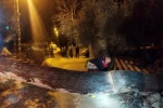 Defne’de devrilen ağaç yolu kapattı 