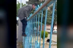 Demir kapıdan atlayarak yetişmeye çalıştı, sınava alınmayınca duvarından atlayarak okuldan ayrıldı