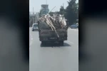 Demir yüklü kamyonetin tehlikeli yolculuğu kamerada