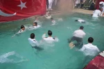 Denizci öğrenciler mezuniyeti havuza atlayarak kutladı