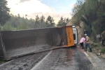 Denizli’de hafriyat kamyonu devrildi: 1 ölü