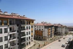 Depremde evleri yıkılan aile, yeni yuvalarında ikinci baharlarına başladılar