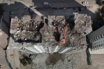 Depremde hasar gören binaların yıkımı vatandaşlara o günleri hatırlatıyor