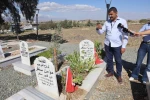 Depremde kaybettiği 3 evladının mezarında "Size bir damla su verecek kimse kalmadı, Allah sizi unutmaz evladım" diyen Suriyeli anne duygulandırdı