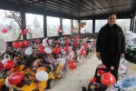 Depremzede öksüz ve yetim çocukların yüzü hediyelerle güldü