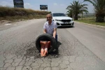 Depremzedelerden belediyeye yol tepkisi: Çukurlara lastik ve duba koydular