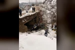 Dereye uçan arabada 5 kişi yaralandı