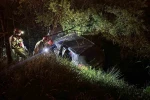 Dereye uçan otomobilde sıkışan sürücüyü itfaiye ekipleri kurtardı