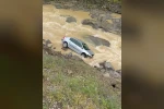 Dereye uçan otomobilin sürücüsü kazayı ucuz atlattı