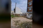 Devrilen internet direğinin çevreye dağılan kabloları risk oluşturuyor 