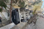 Devrilen mikserde sıkışan sürücü kurtarıldı