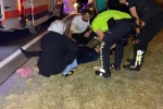 Devrilen motosikletten düşen genç yaralandı, annesi yanından ayrılmadı