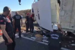 Devrilen tırda sıkışan sürücüyü ekipler kurtardı