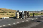 Devrilen tırın sürücüsü yaralandı