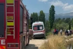 Devrilen traktörün üzerinden yola savrulan genç kadın hayatını kaybetti