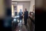 Dicle Kaymakamı Atış’tan emekliye ayrılan ilçe nüfus müdürüne plaket