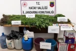 Dinlenme tesisine terk edilmiş halde bırakılan otomobildeki 3 şırınga zehir tacirini ele verdi