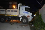 Direksiyon başında fenalaşan sürücü, istinat duvarına çarptı