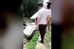 Direksiyon hakimiyeti kaybolan otomobil şarampole uçtu