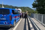 Direksiyon hâkimiyetini kaybeden motosiklet sürücüsü bariyere çarptı: 1 yaralı