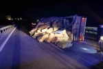Direksiyon hakimiyetini kaybeden tır refüje çarpıp yan yattı: 1 yaralı