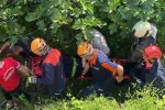 Direksiyonu kilitlenen otomobil, demirleri parçalayıp 80 metreden uçtu