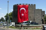 Diyarbakır surlarına dev Türk bayrağı asıldı