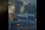 Diyarbakır’da alevlere teslim olan minibüs küle döndü