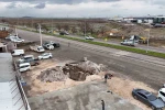 Diyarbakır’da ana yol kenarında zamanla oluşan dev çukur dronla görüntülendi