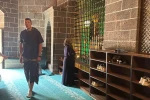 Diyarbakır’da Fransız turistten cami adabı hassasiyeti: Erkek turist bacaklarını tülbentle kapattı