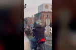Diyarbakır’da ilginç görüntü: Düşen plakasını kaskına bantlayıp trafikte ilerledi