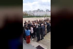 Diyarbakır’da öğrenciler, öğretmenlerini çiçeklerle karşılayıp sarıldı