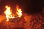 Diyarbakır’da seyir halindeki araç alev topuna döndü
