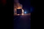 Diyarbakır’da seyir halindeki tır alevlere teslim oldu