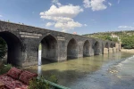 Diyarbakır’da sıcaklığın 40 dereceyi bulmasıyla tarihi mekanlar boş kaldı
