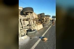 Diyarbakır’da tır şarampole devrildi: 1 yaralı