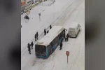 Diyarbakır’da yolda kalan halk otobüslerini vatandaşlar itti