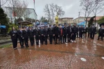 Diyarbakır’da yürek ısıtan görüntü: Vatandaşlar yağmurda ıslanan polislere şemsiye tuttu
