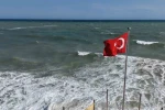 Doğu Akdeniz’de kuvvetli rüzgar: Dalgalar kıyıları dövüyor